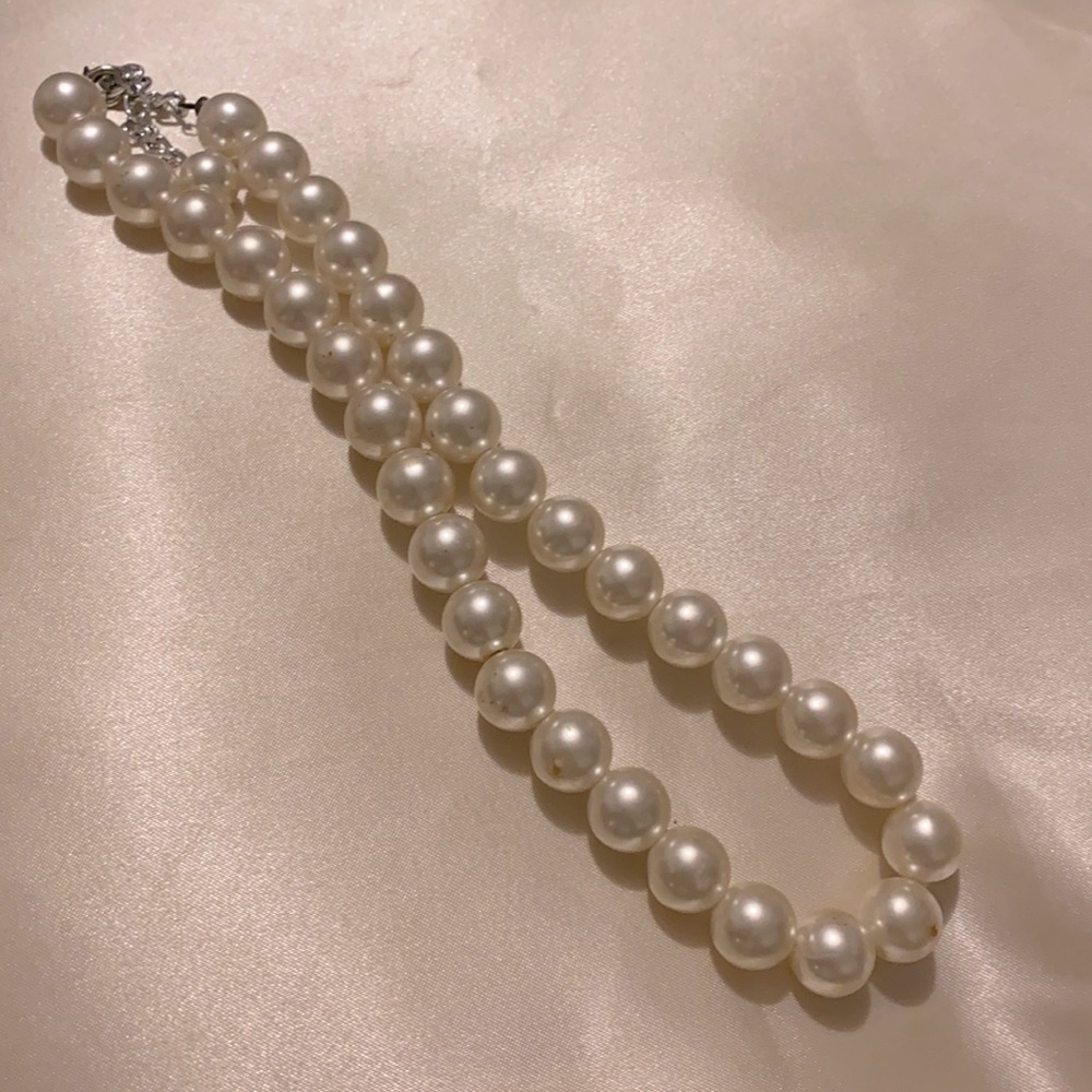 Large pearl necklace